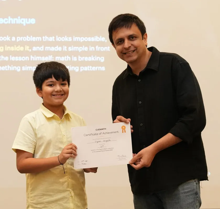 Viyaan Sengupta receiving the Teach-It-Back second prize certificate